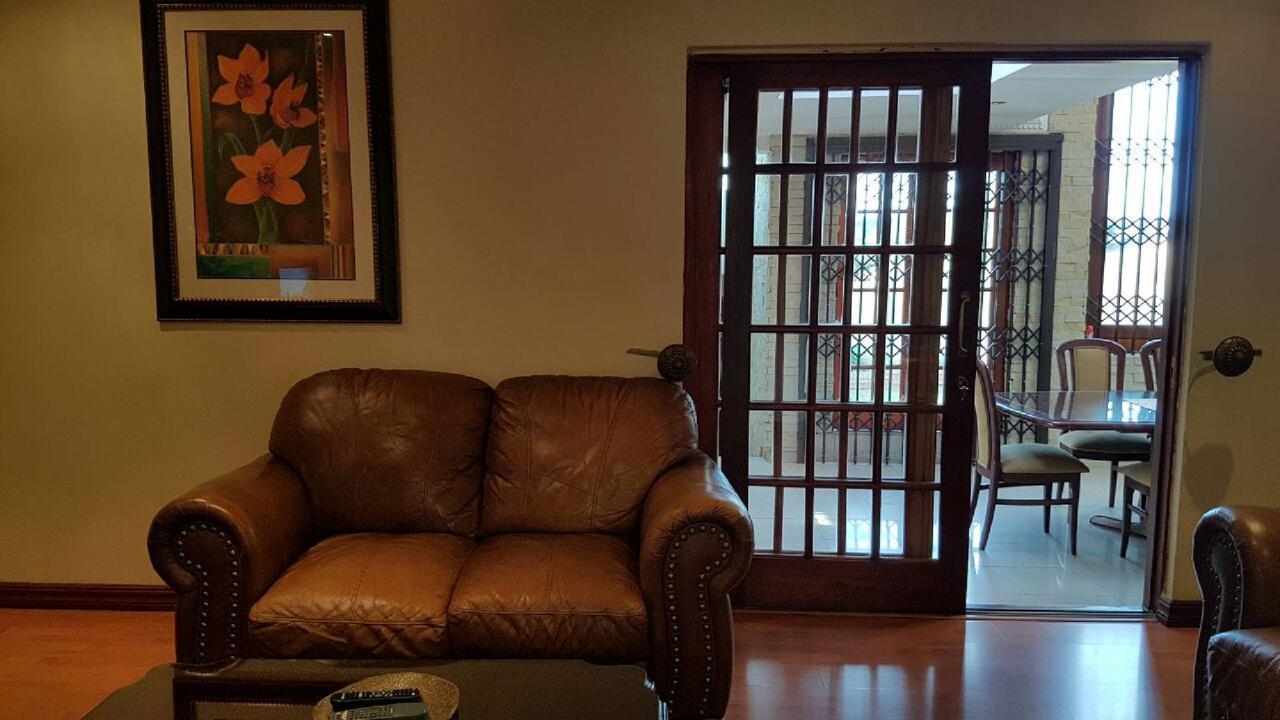 Lily White Guest House Centurion Bagian luar foto