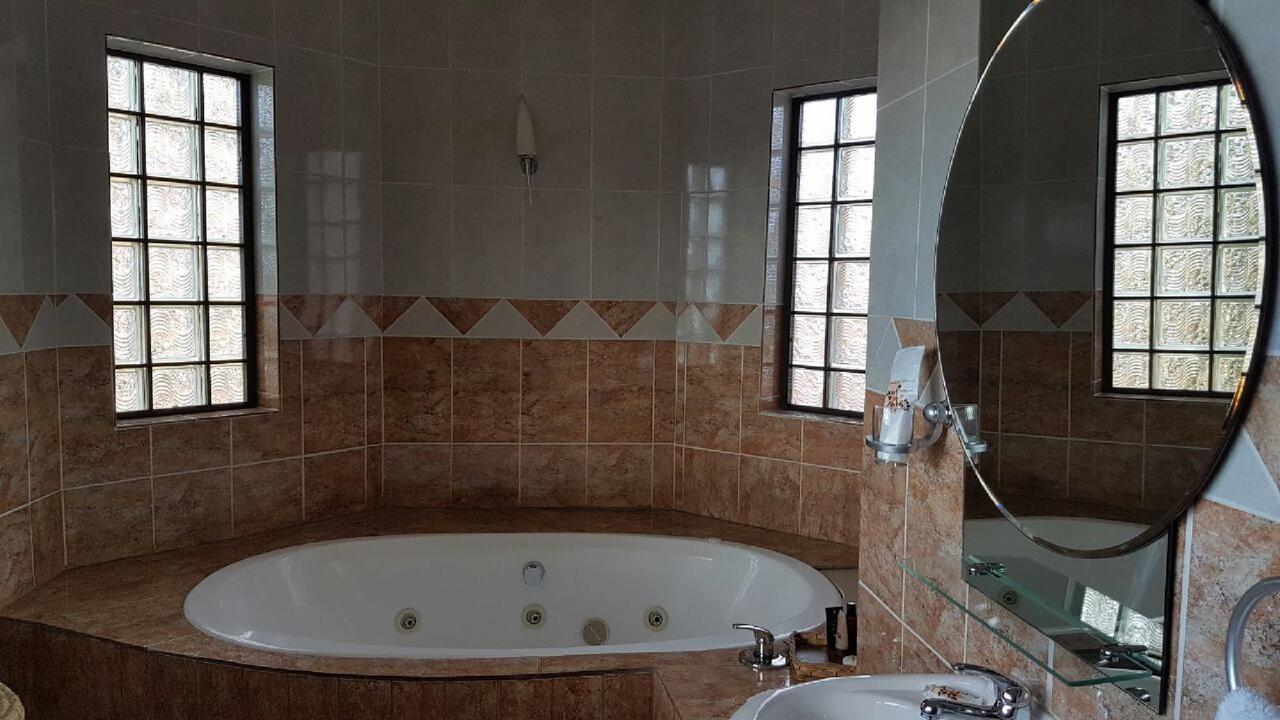 Lily White Guest House Centurion Bagian luar foto