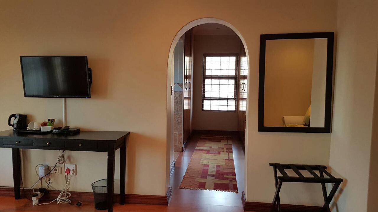 Lily White Guest House Centurion Bagian luar foto