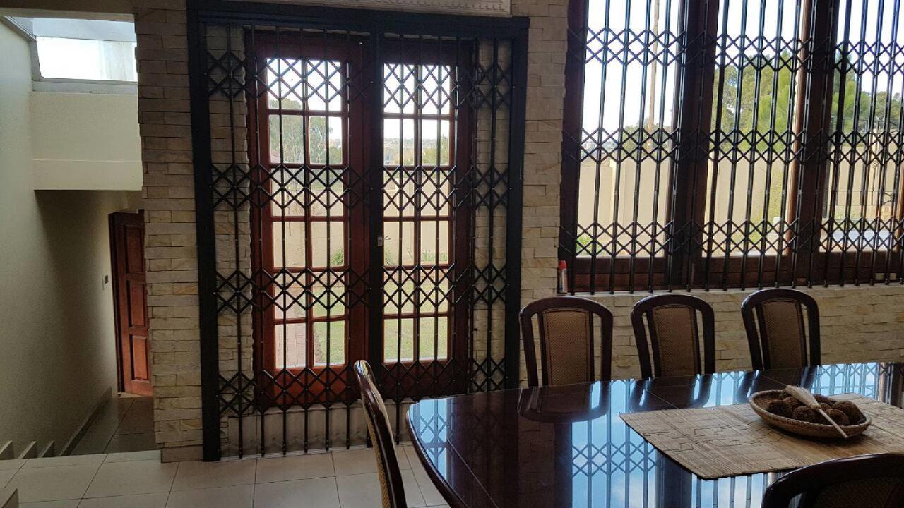 Lily White Guest House Centurion Bagian luar foto