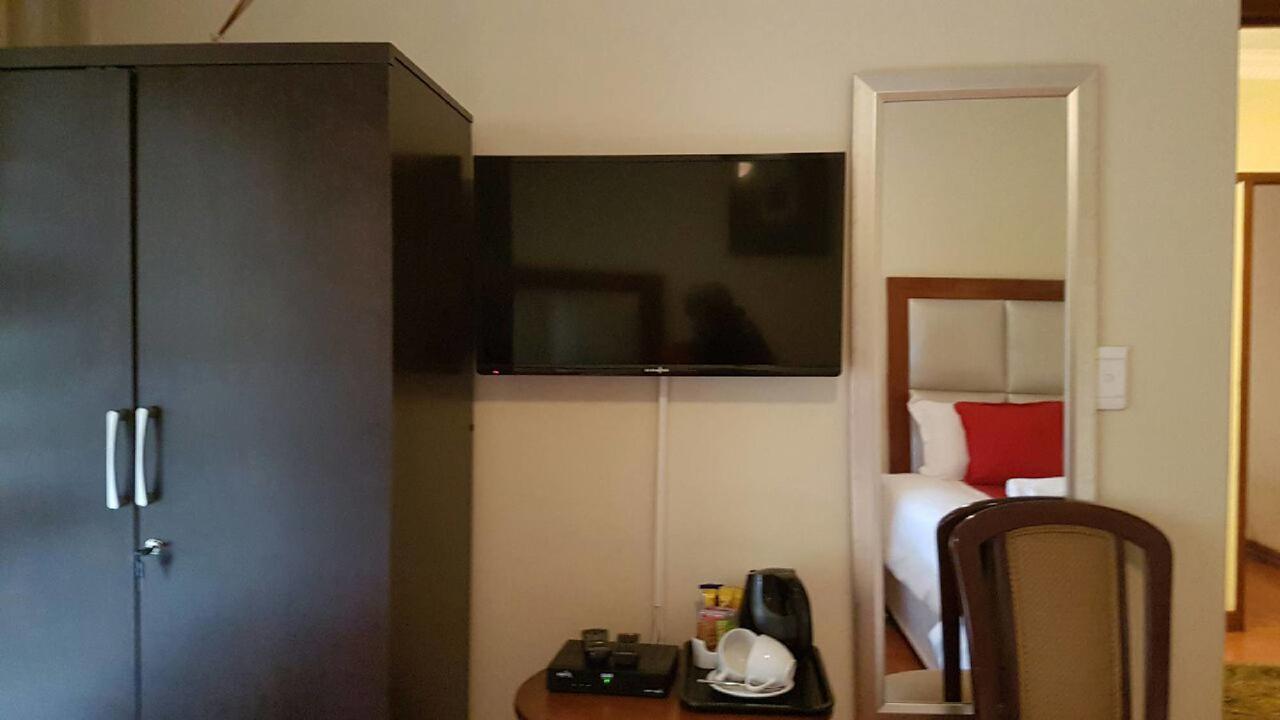 Lily White Guest House Centurion Bagian luar foto