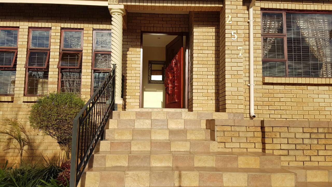 Lily White Guest House Centurion Bagian luar foto